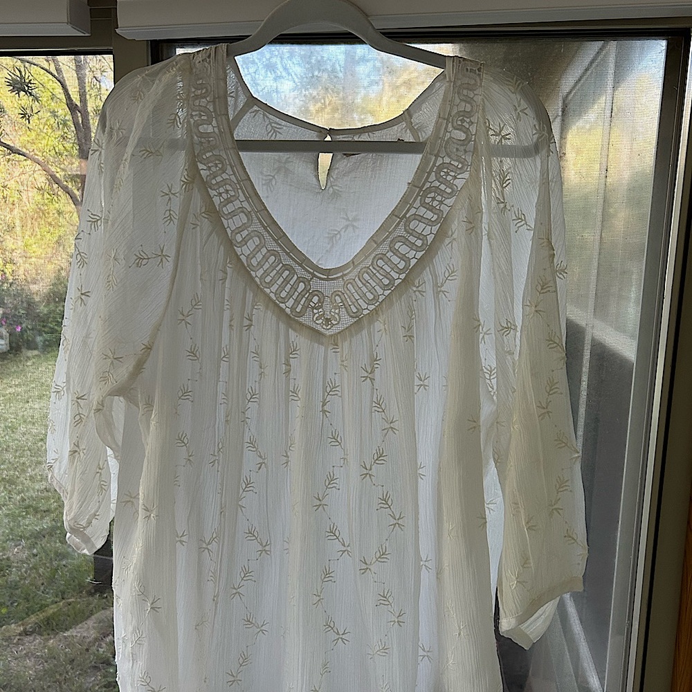 Soft Surroundings top Sz lrg  embroidered detail sheer sleeves & sewn in lining